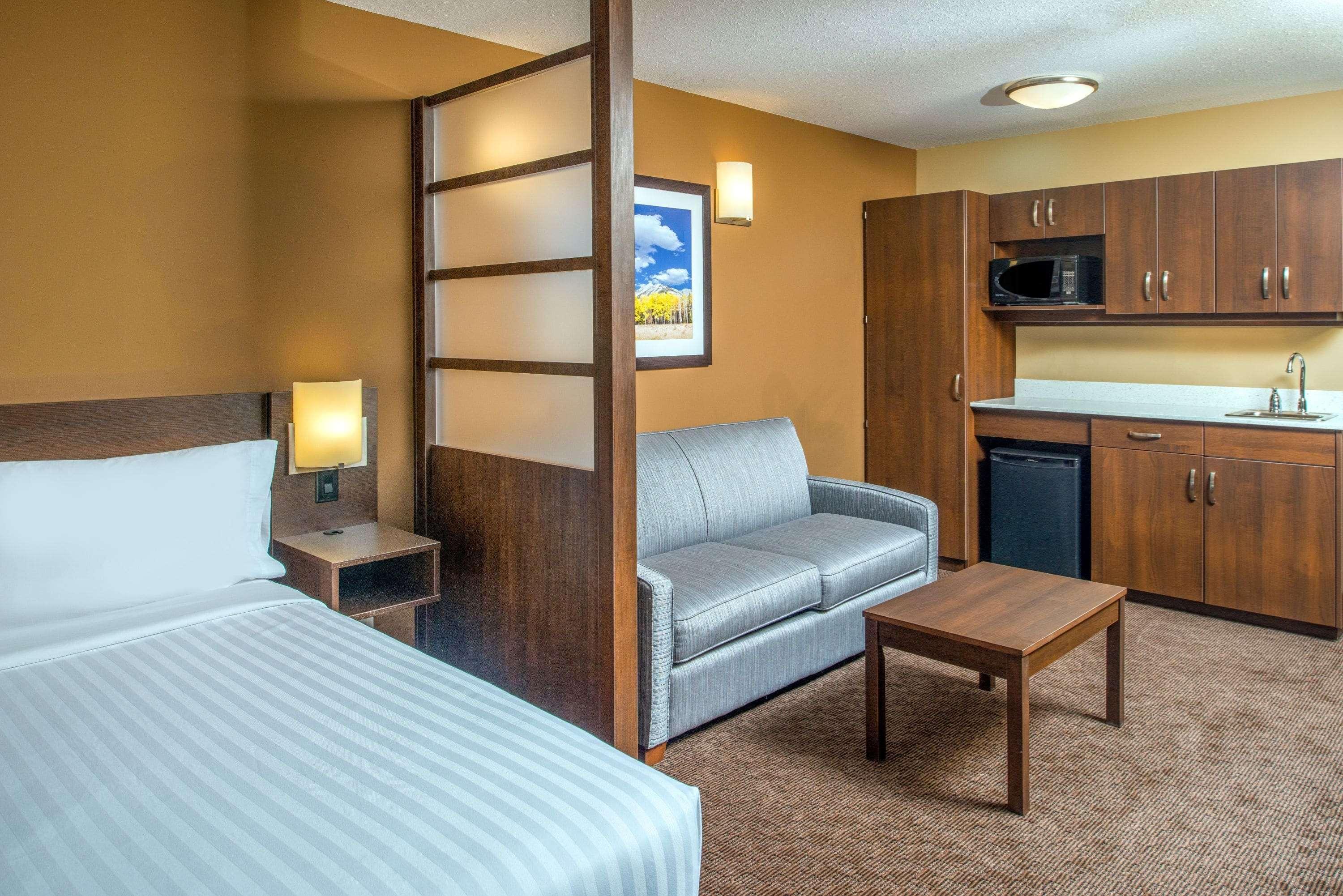 Microtel Inn & Suites By Wyndham Red Deer Exteriér fotografie